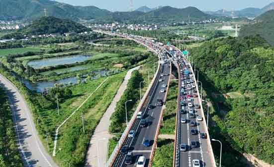 返程大军已上路:多地高速排长龙