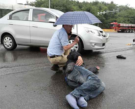 男子在机动车道骑电动车 S型走位摔翻