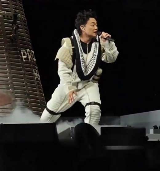😱陈奕迅演唱会惊现飞机投弹画面？知情人揭秘来啦！