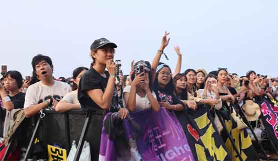 GAI在日照沙滩音乐节嗨翻全场,万人蹦迪太疯狂?