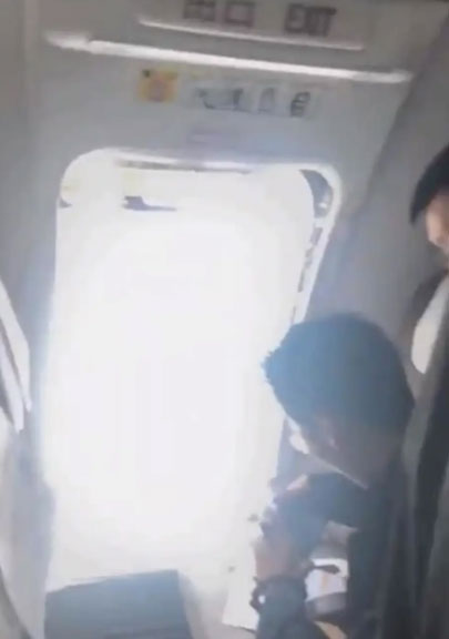 东航MU5828航班安全出口竟被乘客打开