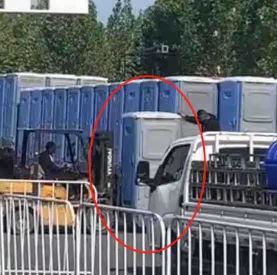 😱惊掉下巴女子上移动厕所竟被“打包”带上高速?