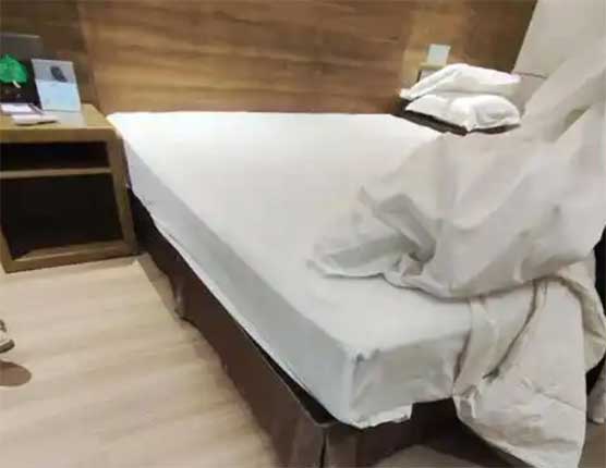 男子裸睡时酒店服务员竟直接闯入,这是什么“社死”剧情?