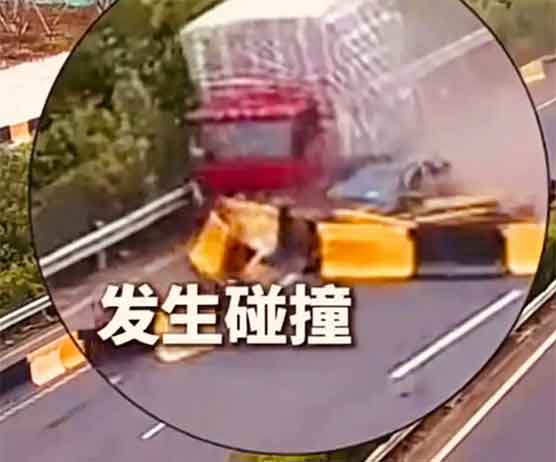 😱高速上演“刀片超车”，两车瞬间报废，这也太疯狂了吧！