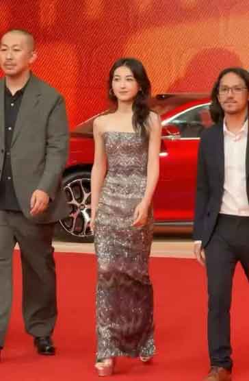 张子枫竟脚踩20cm高跟鞋走红毯这是要逆天？