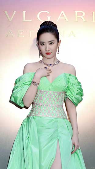 刘亦菲抹胸长裙造型杀疯了!这也叫美得毫不费力?