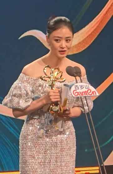 蒋欣获奖那刻关晓彤为啥哭成“水龙头”?真相太好哭😭