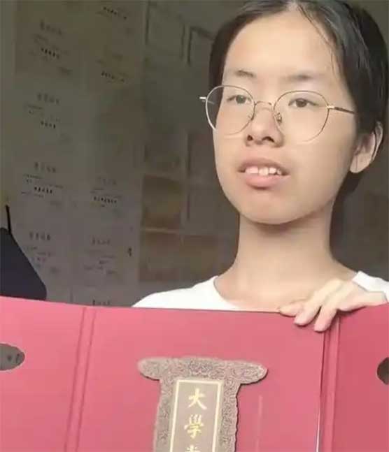女孩割完牛草路上收到北大通知书📮这剧情比小说还燃!