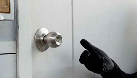 男子潜入陌生人家麻醉抽血？这剧情比悬疑片还吓人！😱