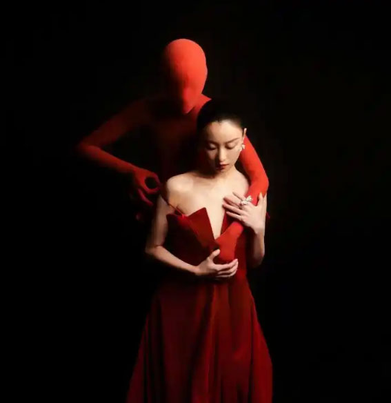 倪妮红毯背“人”杀疯了!这是什么脑洞炸裂的造型?