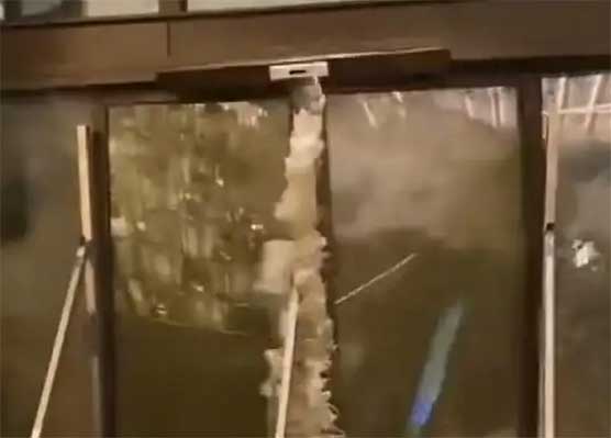 香港酒店玻璃被海水冲爆，有人被卷走？海边度假避坑指南速码💥