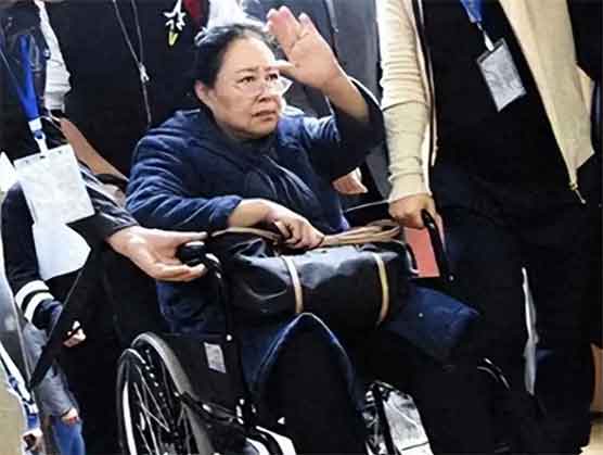 斯琴高娃坐轮椅出行被偶遇😭 状态温和还跟路人打招呼！