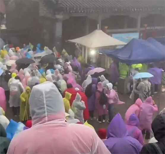 游客登泰山遇暴雨大风：人被吹成表情包，日出还能看吗？⛰️