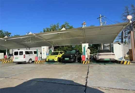 高速充电桩居然要“排队叫号”?2025补能黑科技救大命了!🚗⚡