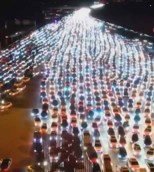 中国最大收费站像未来科幻城？车流+过路费震撼到我失语！