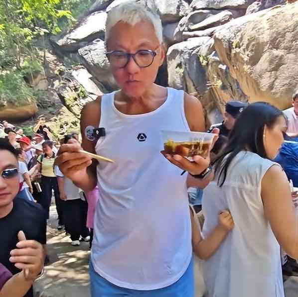 64岁港星林俊贤景区打工,昔日男神今模样大变