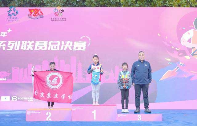 成都四年级女生陈香蔼国际皮划艇双冠