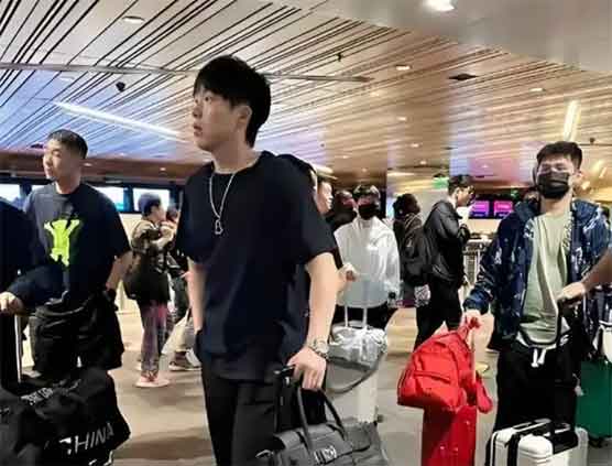 世界冠军挤大巴？国乒印度22小时远征太接地气，行李箱堆车顶笑喷🏓