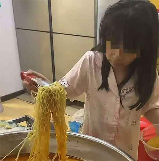 摊主女儿蹲摊吃剩食爆火，网友：这比网红广告香100倍！