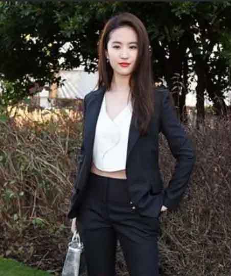刘亦菲VOGUE封C位引战！力压影后凭啥？