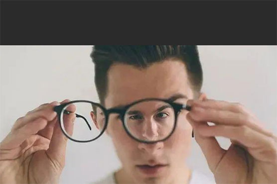 男子摘镜8年后视力居然恢复了？近视党狂喜的真相！