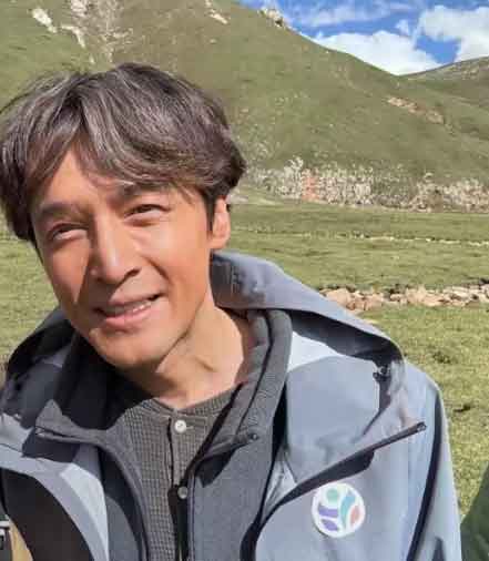 胡歌陈龙同框现身青海?路透照帅到我心巴上,这是要拍新剧?