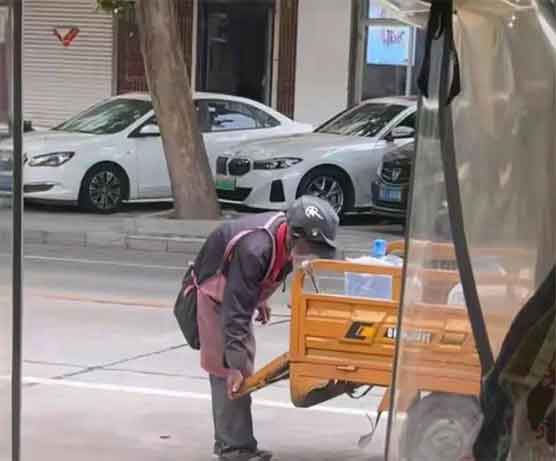 87岁大爷骑三轮送水!当地回应+暖心帮扶来了