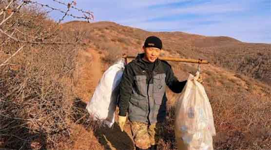 太好哭！男子10年进山371次捡2万多斤垃圾