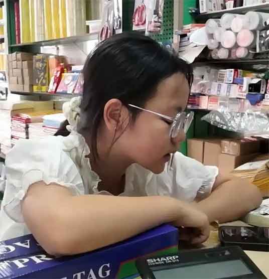 12岁女孩英语卖文具赚10万，超厉害！