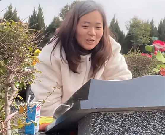 34岁妈妈满头白发：宝宝27次闯ICU仍离去