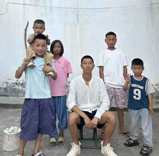 凉山95后舅舅照顾3外甥近10年 本人暖心回应