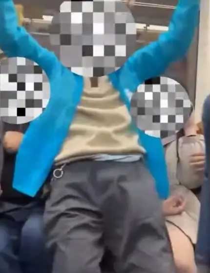 上海地铁老人强坐女生腿上 官方回应+律师解读