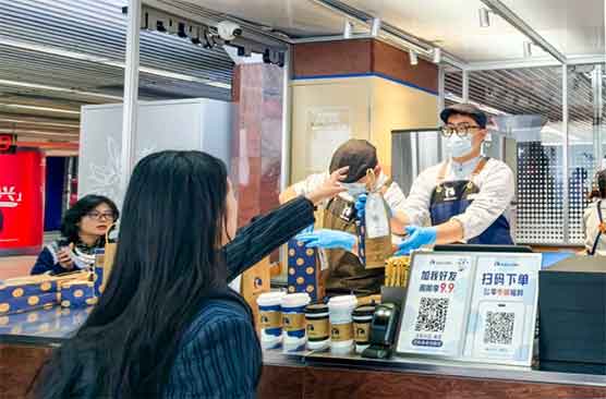 北京地铁站首家咖啡店开业！国贸通勤党狂喜