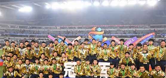 泰州队捧杯合影 十三城星光映传奇