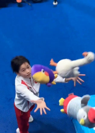 十五运名场面！全红婵领奖台遇“娃娃雨”