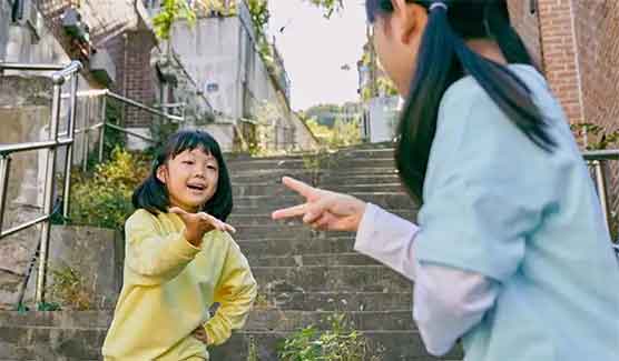 郑州双胞胎石头剪刀布封神！3局全同步