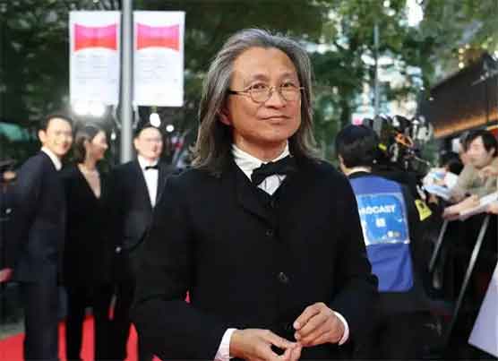 陈可辛香港车祸惊魂,为躲流浪狗撞树