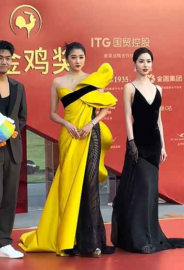 内娱名场面！关晓彤陈都灵金鸡红毯同框封神