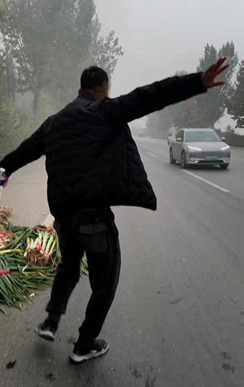 保定大哥太暖了!先救火再帮卖葱 爱心传递破防