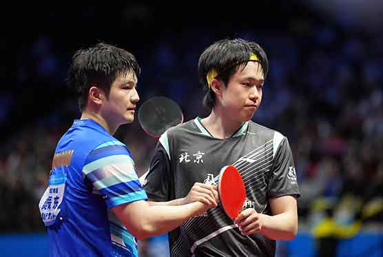 国乒暴力美学!樊振东王楚钦打扁比赛用球