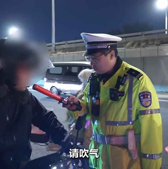 酒后骑电动车也违法！一瓶啤酒就达标 罚款+担责