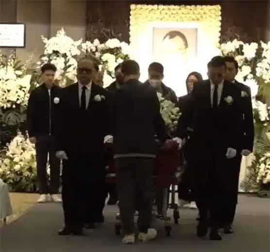 欧阳震华苗侨伟为许绍雄扶灵!港圈情义看哭了