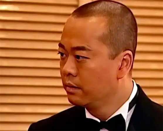 欧阳震华自曝遭“蛇缠腰”！近眼险失明留疤痕