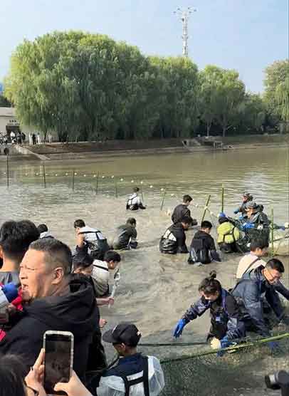 10万人围观！武科大师生下湖捞鱼，年年鱼宴太香了