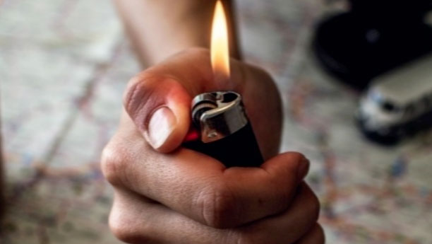 成都大爷吞打火机30年！医生用安全套巧取出