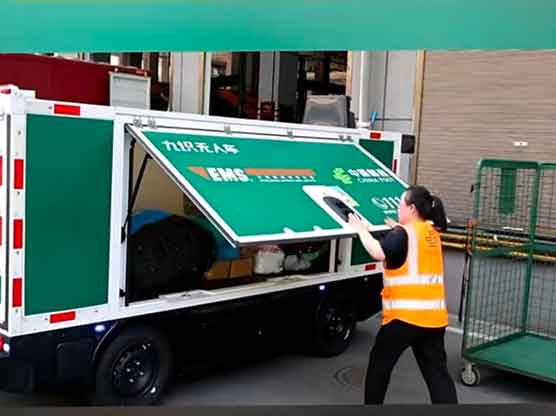 无人快递车“吵架”？官方实锤：AI合成谣言！