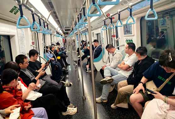 上海地铁回应外籍人士车厢吃馅饼：严禁饮食！