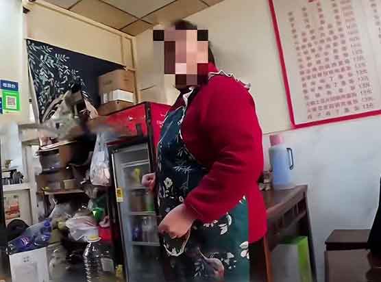 女子不花钱徒步蹭饭被怼！老板娘说得太对了