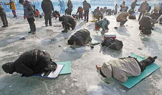 哈尔滨采冰人零下20℃开工!800年古俗造冰雪王国