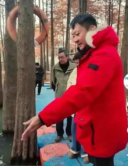 印小天15秒跳8℃冷水救人!8字回应圈粉无数